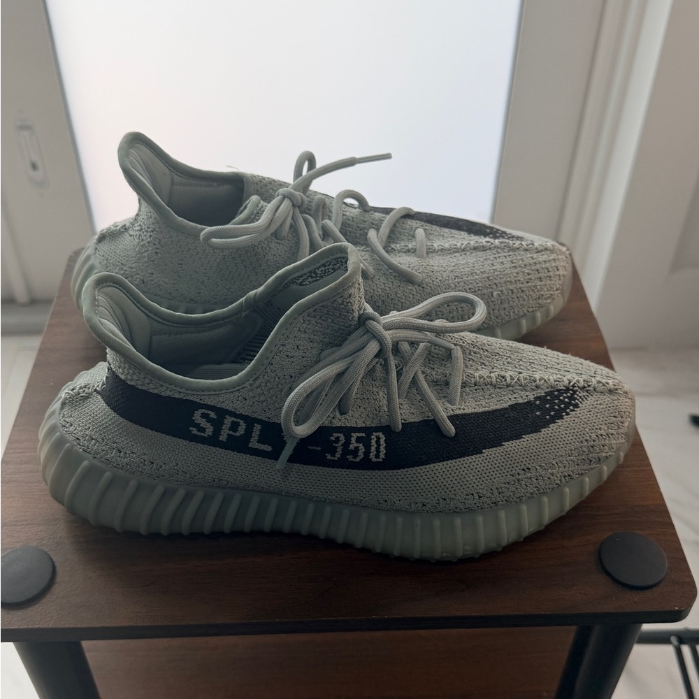 Women  Yeezy Boost 350 V2  Sneakers 8 1/2